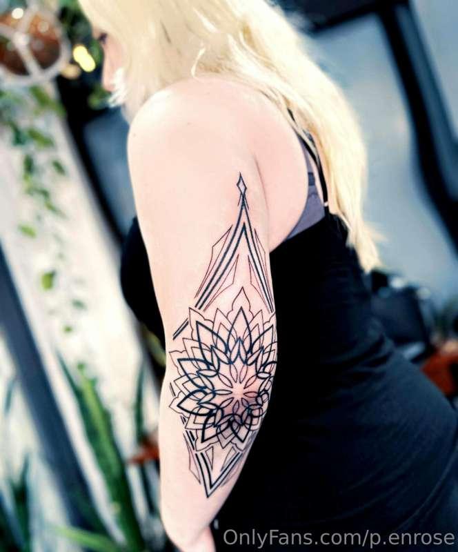 I finally got my first tattoooooo!! Now I'm trading pegging ..