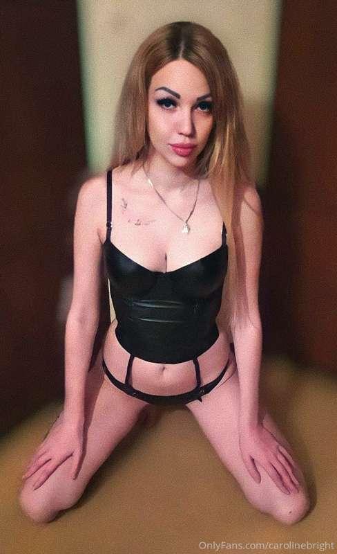 I love this leather outfit, it makes me look very sexy. 😋😛🤗🤗..