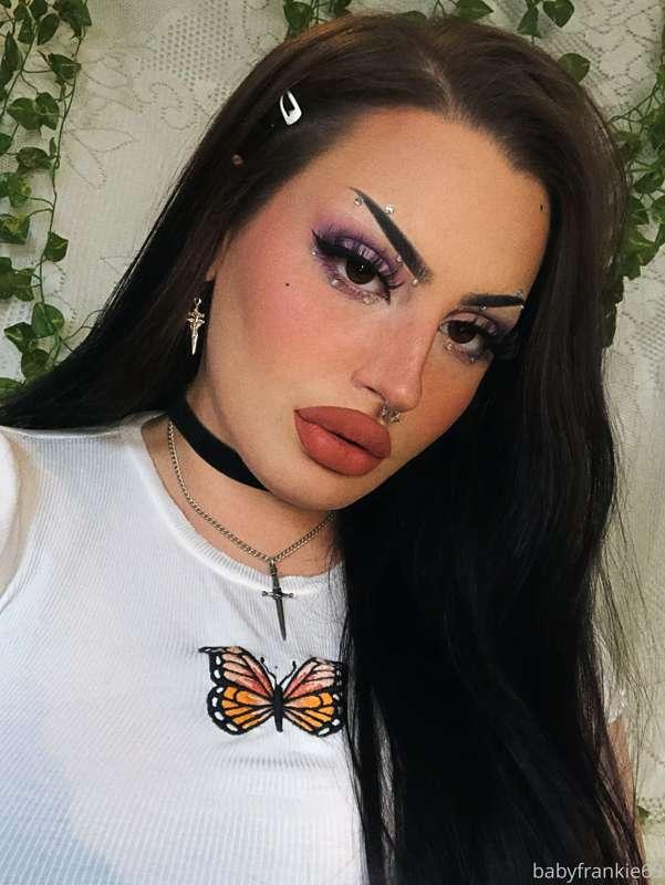 i like fun stuff on my face!! :)