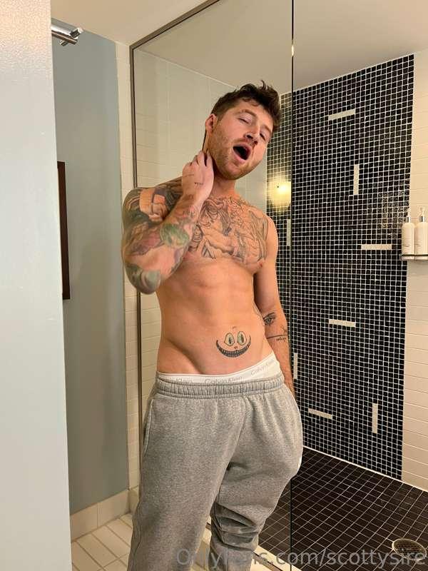 mornin stretch before hoppin in the shower 🧼  (you can check..