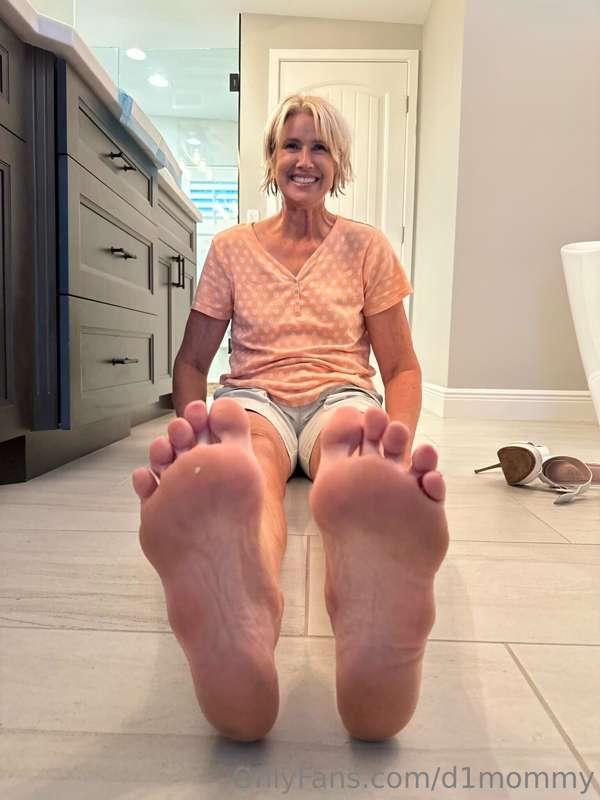 BIG mama is doing customs ❤️❤️ let me know what you want 🦶🏻🦶..