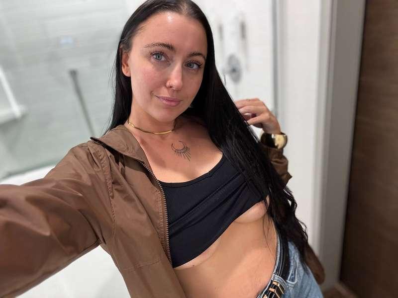 A lil underboob to spice up your night 😘