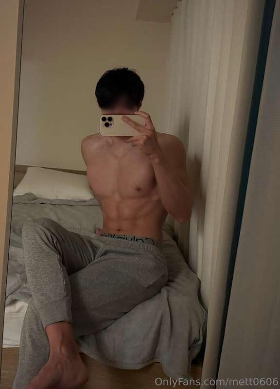 Taking a selfie in the mirror wearing a sweatbottom as loung..