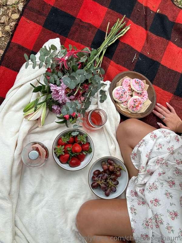 Picnic anyone? Don’t stand me up! 💐im in the dms waiting