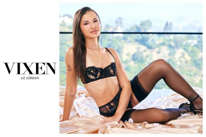 Everyone shhh our show is on 👏 @lizjordanxxx's VIXEN latest ..