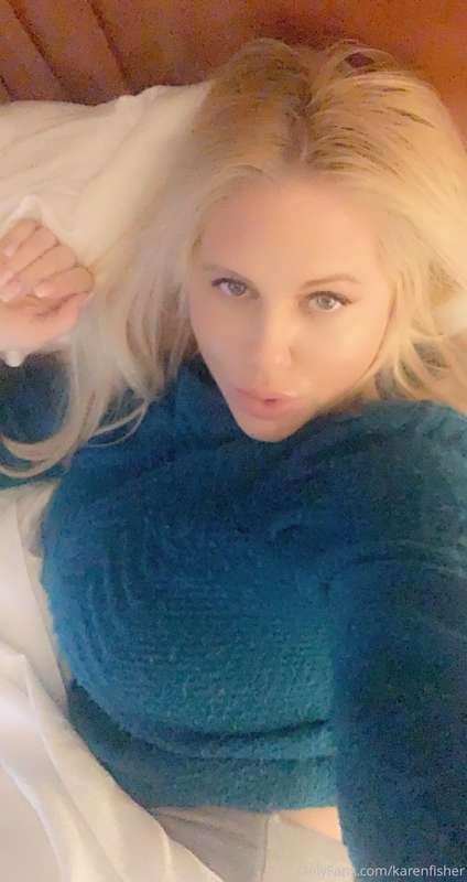 Sweater weather is here. Wanna snuggle 🥰