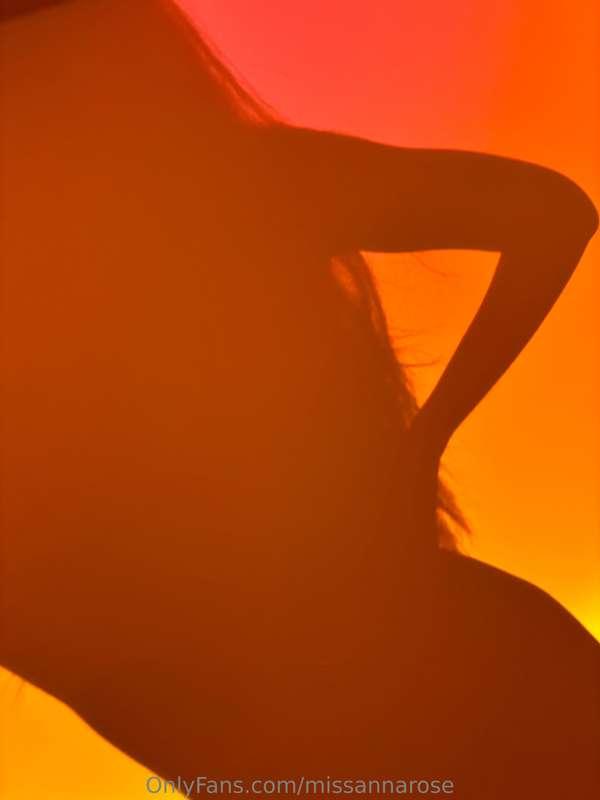Took some really fun shadow shots with my sunset lamp 🌅🥰 can..