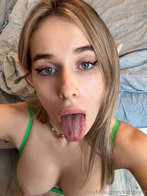You sexy elf patiently waiting for your 💦💦