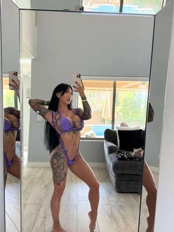 One pic of me a day to keep your girlfriend suspicious 😘
