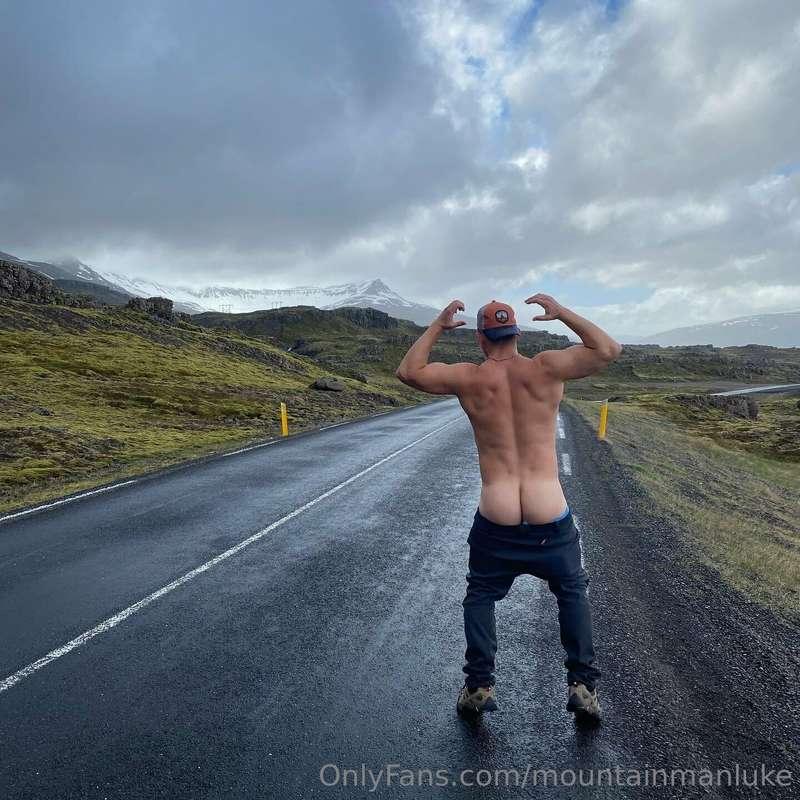 In the middle of nowhere in Iceland 🍑🍑