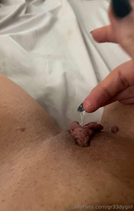 Have you seen me use my favorite clit sucking toy? 😋 my pret..