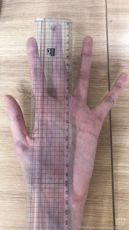 ✋
