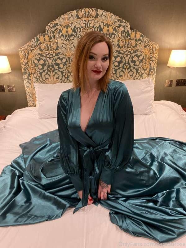 Satin and tits 🥰🥰
