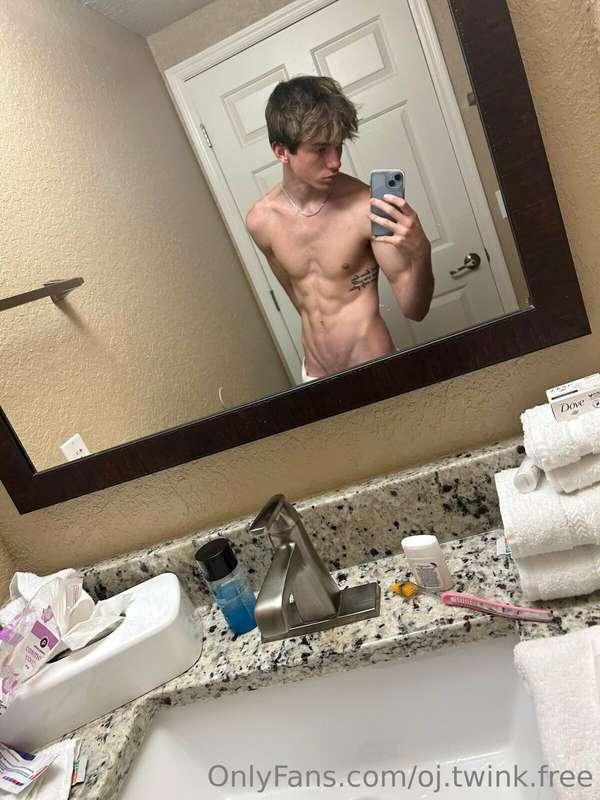 would u let me straddle u on the bathroom sink?https://onlyf..