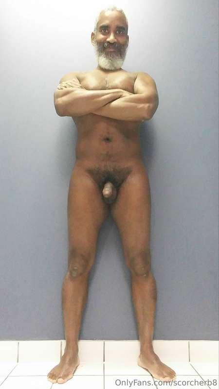 Serious Saturday!  #beard #musculardaddy #gay #feet #gaycrui..