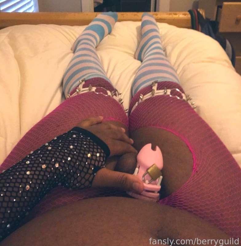 Keeping my sissy clitty under control!💖
#nsfw #chastity #penis #femboy #chubby 