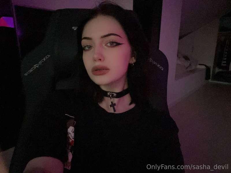 Do the goth girlfriend vibes suit me? 👀🖤