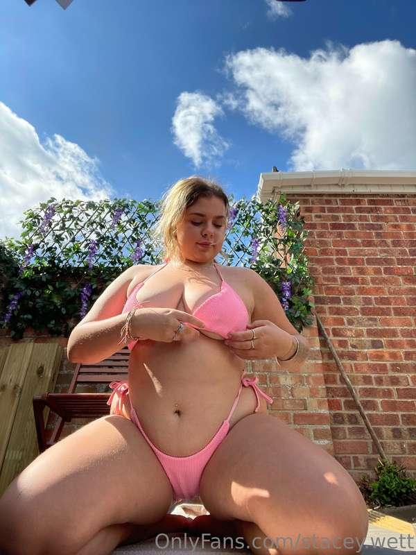 Swipe to see my boobs 😏😏😏