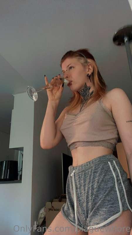 Drinking sparkling wine as a post workout.. On a Monday. 🤭