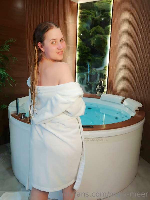 Wanna see more? 😏 
30 Likes = Ass 🍑
50 Likes = Naked backvie..