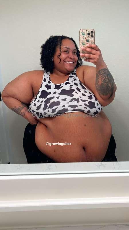 Hi friendssss. New year, same fat girlllll. yall im not goin..