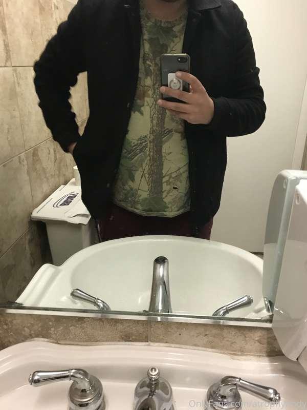 A mid Tuesday bathroom break at work 🥰