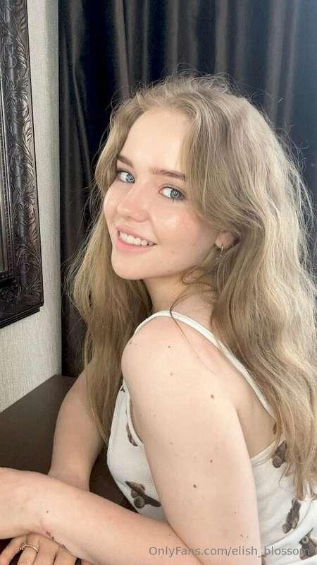 ## 😍@amelliaaa She’s a sweet innocent sex lover who just tur..