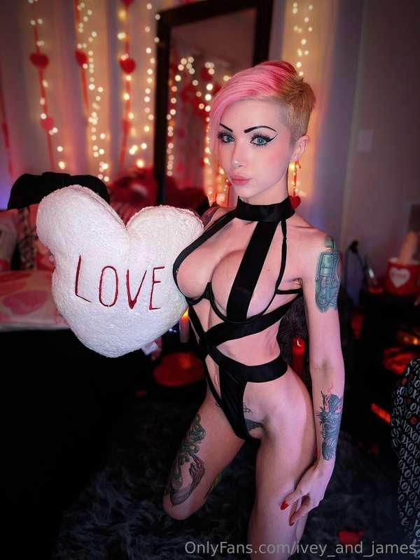 Fucking my wet tight pussy and watching porn 🤤