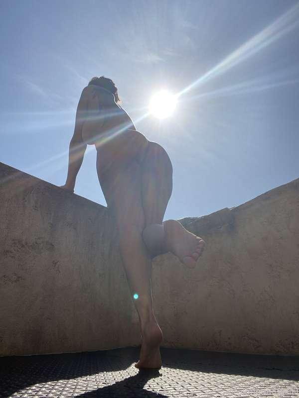 Good morning :) feet, ass, sun, what else ? 
Bonjour !!! Des..
