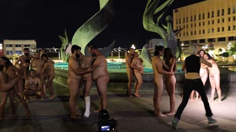 Raw clips | Perla Expuesta Public photo shoot (no audio)