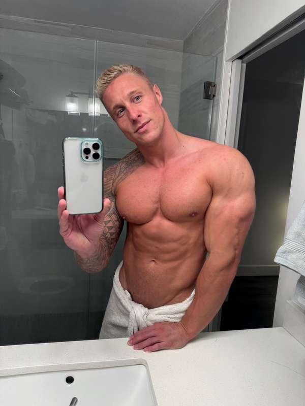 LIVE TONIGHT AT 7PM PST 😈💦 who’s coming? 