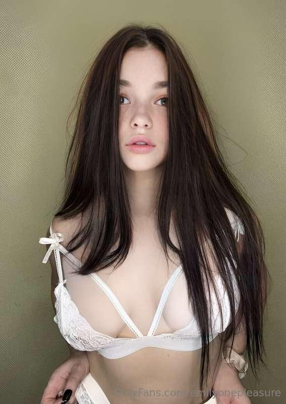 Stunning babe @frombellawithlove  wants to show daddy how we..