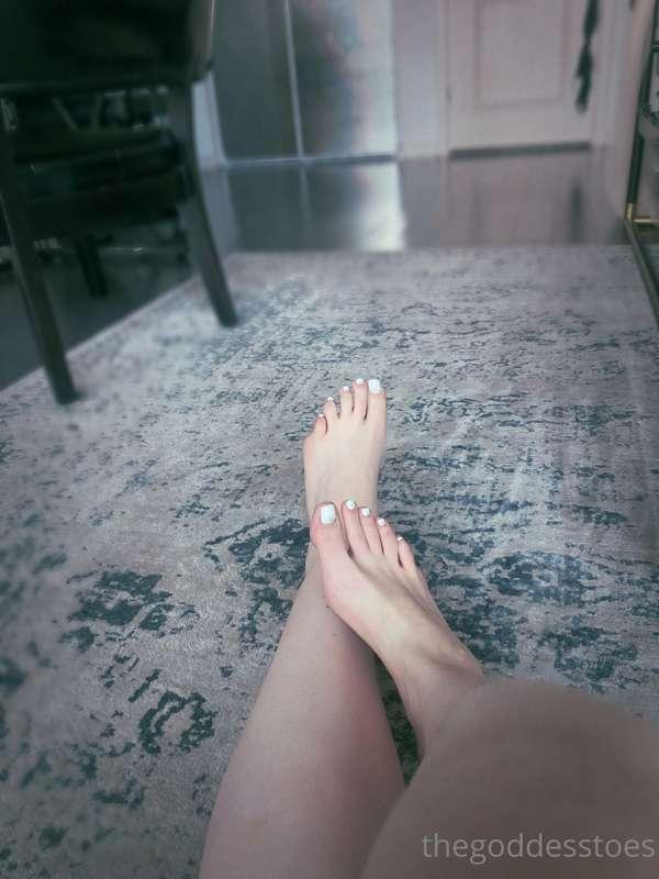 hi 😇 my feet are filthy rn after a long weekend.Toes still s..