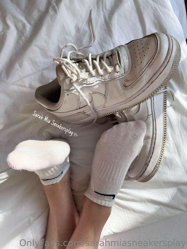 I bet you want to know what it feels to be under these...
Gi..