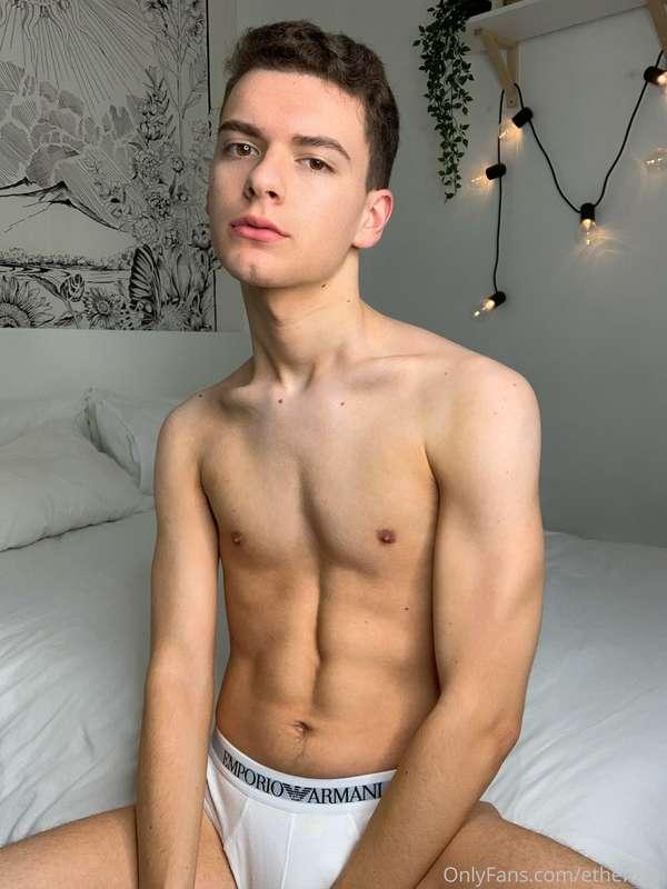 which one of you is going to worship my feet? 😋❓