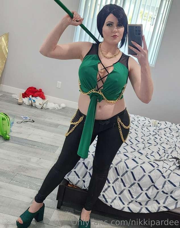 Wondercon day 1. Wanna see what's under my cosplay today????..