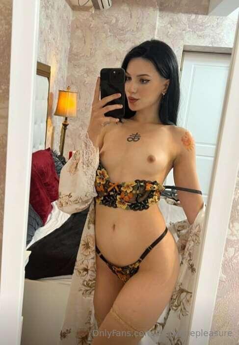 Do you like petite hot girls❓
✨ @casseyleights IS WET RIGHT ..