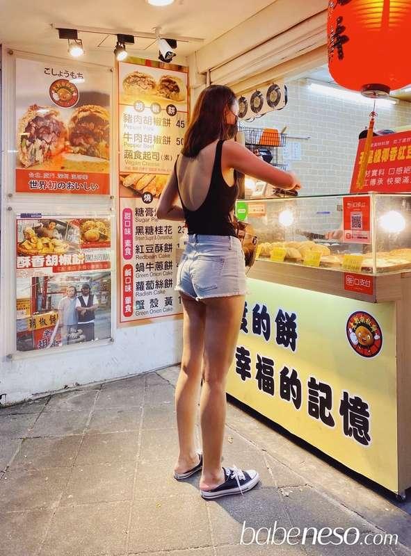 小台妹裝扮誘惑胡椒餅店老闆 😂😂😂

喜歡哪一張～～？