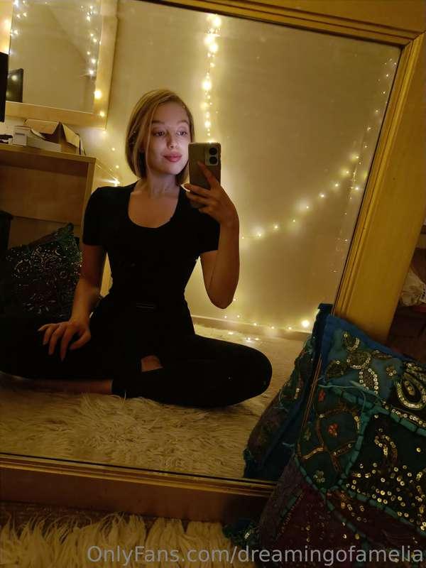 Bed time stretch sesh 🧘‍♀️