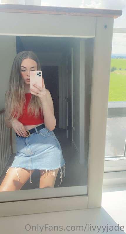 Come lift my skirt up 🤫🔥😈