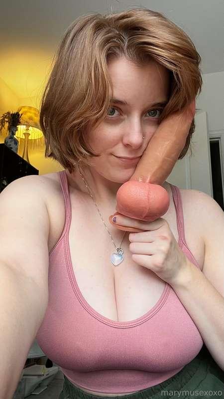 I wish that I could find more realistic dildos like this one..