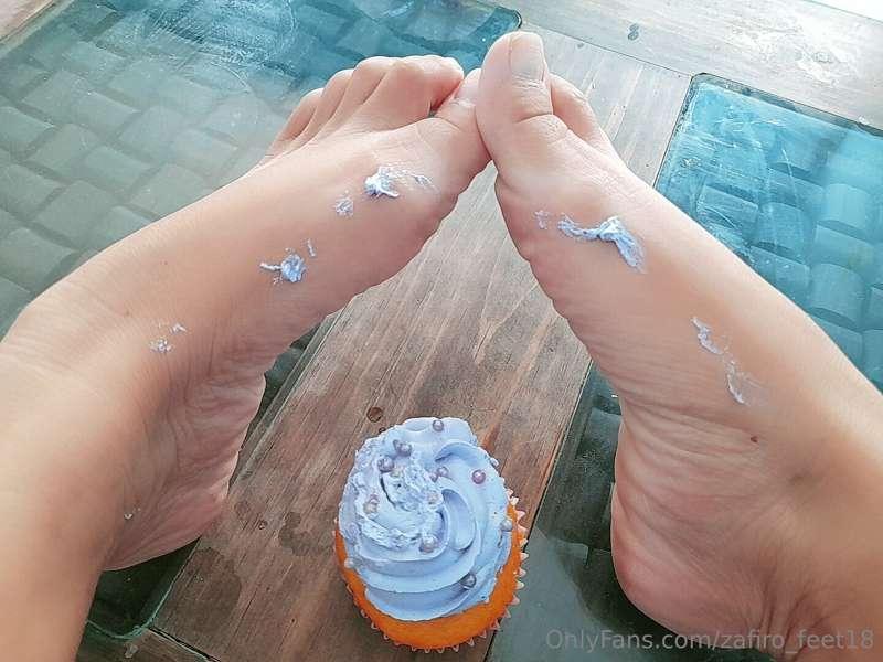 Se te antoja un cupcake? 😋🧁🦶👣👣😋