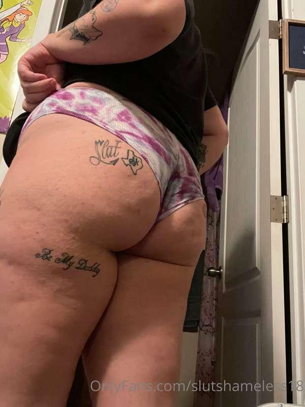Lay down and let me squish you baby 😝
