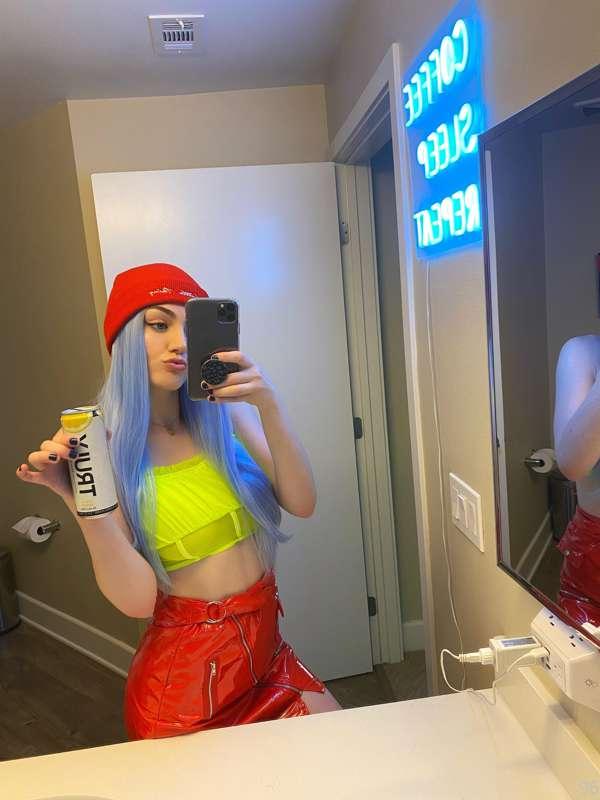 little #ootd from when I tried on a wig & took pics yesterda..