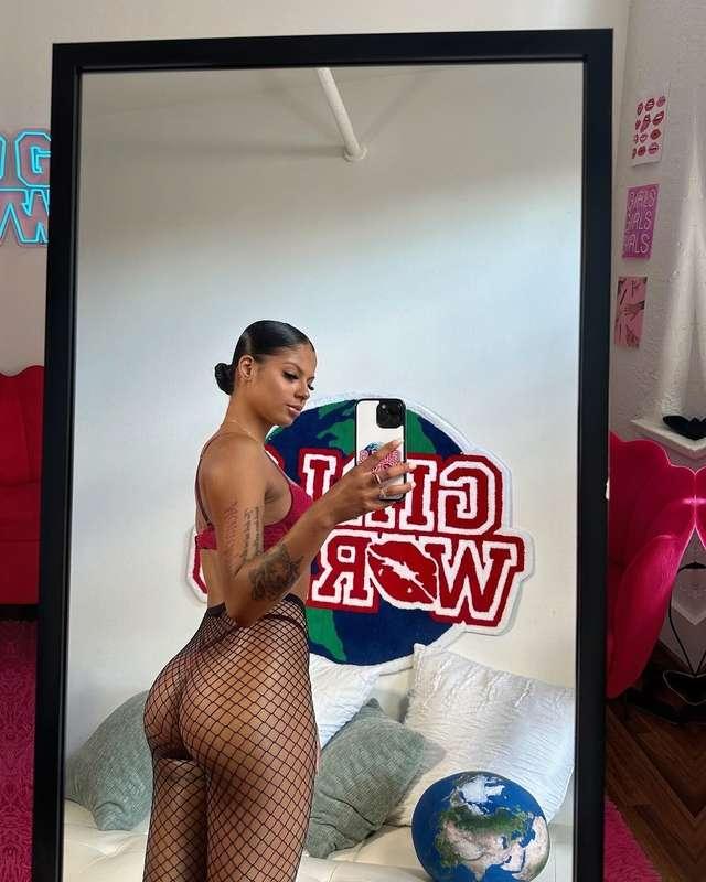 Just a lil preview of the trouble I am 😏 Do I look like your..