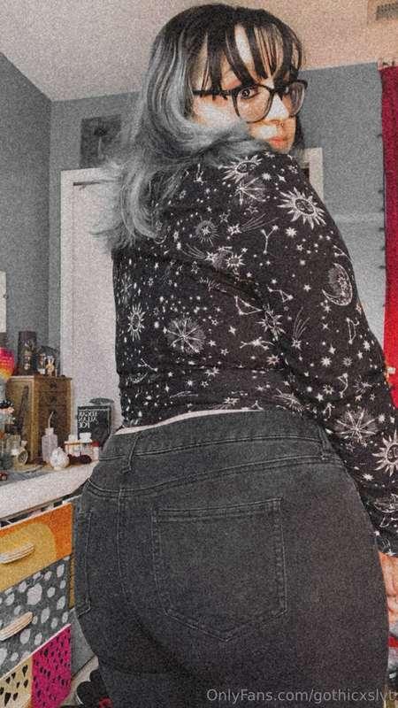 Who likes goth girl ass?~😈