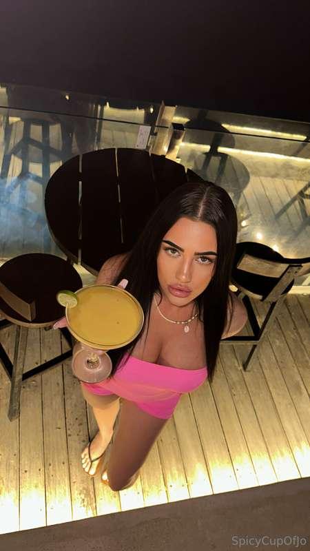 Let me serve you something strong... just like me 🤭