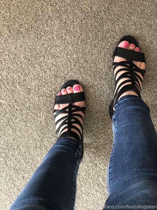 A few faves pics 👣👠🤤 some special custom vids sent out this ..