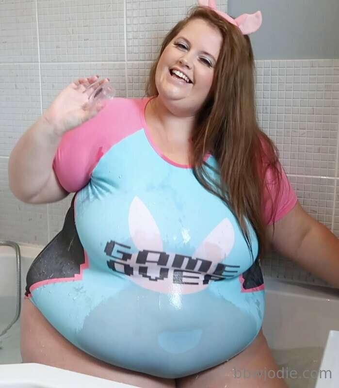 The Supersize E-Girl of your dreams XD lmao
Watch the full v..