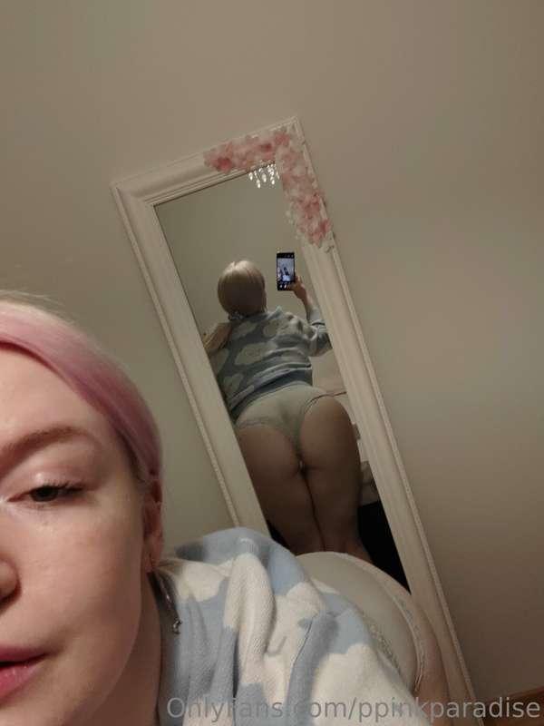 Bending over for you 💗